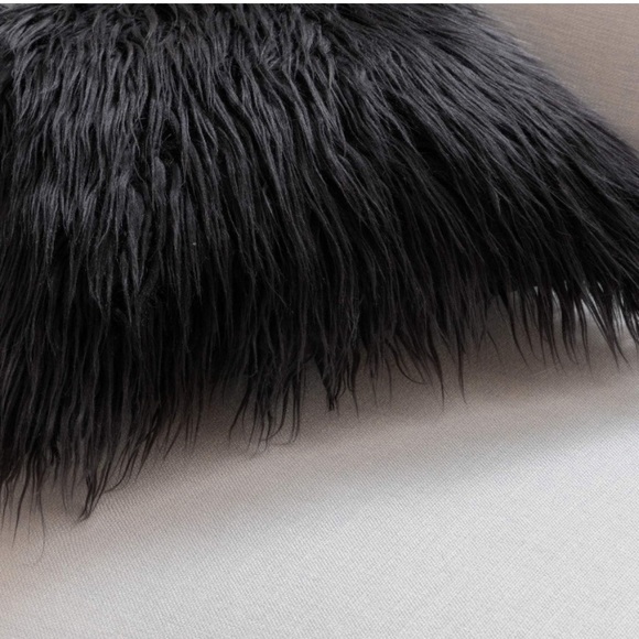 🖤 Set of two faux fur pillow cases 12” x 20” - Picture 4 of 5